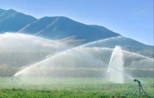 آبپاش های کشاورزی یکی از تجهیزات و در واقع آخرین جز سیستم ‎‌های آبیاری بارانی می باشد. کاربرد آن به این گونه است که آب را به منظور آبیاری زمین ها از لوله های پلی اتیلن انتقال آب می گیرد. این آب تحت یک فشار خاص و به صورت یکنواخت، به کمک آبپاش ها بر روی سطح گیاه و خاک پاشیده می شود؛ به همین جهت آبپاش ها شاید مهم ترین بخش سیستم های آبیاری بارانی به نظر آیند.