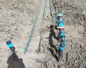 آموزش آبیاری قطره ای : در این تصویر نمایی از لوله کشی آبیاری قطره ای نمایش داده می شود که لوله های اصلی نمایش داده می شود و انشعاب نوار تیپ و لوله 16 قطره ای از این لوله ها گرفته می شود.