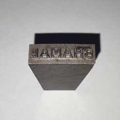 لقمه مارک زن لوله از فولاد سخت می باشد و دارای حروف برجسته روی آن جهت چاپ روی لوله پلی اتیلن می باشد.