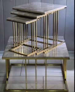 میز جلومبلی عسلی فلزی مدل 3 خط کمجا دارای رنگ طلایی و نقره ای فرتیک